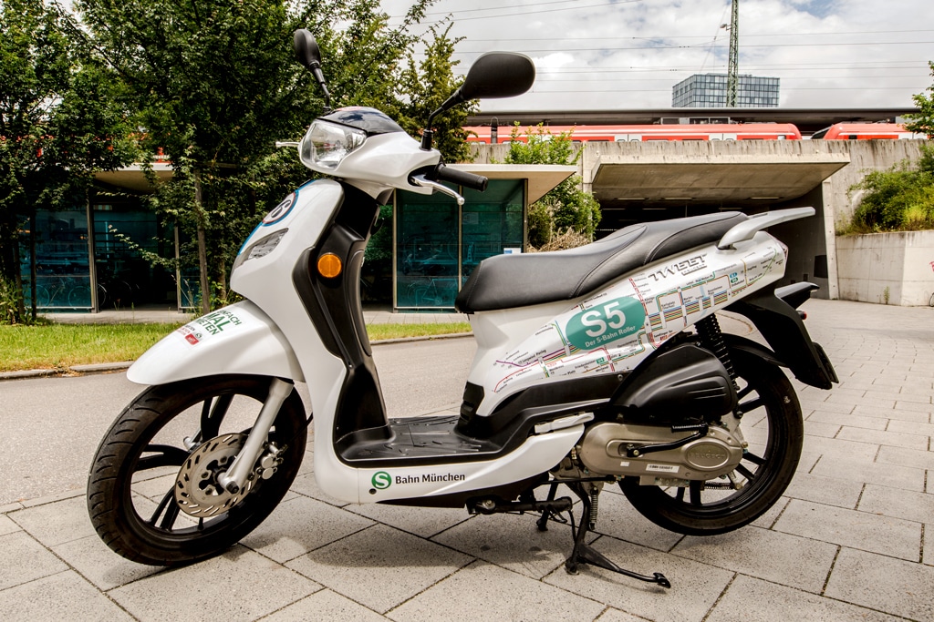 Mit dem Roller von der S-Bahn nach Hause