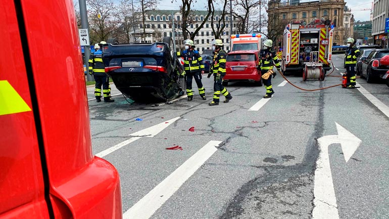 Verkehrschaos am Stachus: Auto landet auf dem Dach