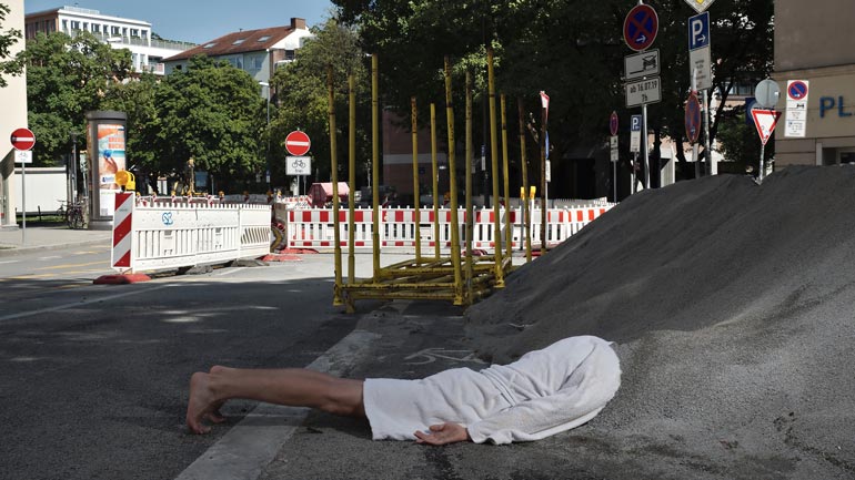 Ungewöhnliche Kunstaktion auf Münchens Baustellen