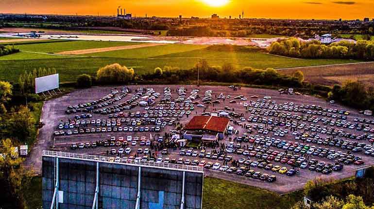 Erstes Autokino in der Region München darf wieder öffnen