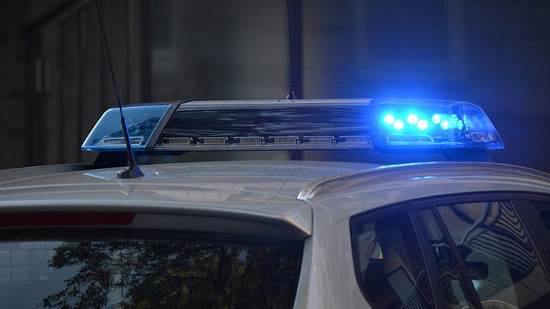 Steinewerfer auf Autobahnbrücke beschädigen PKW