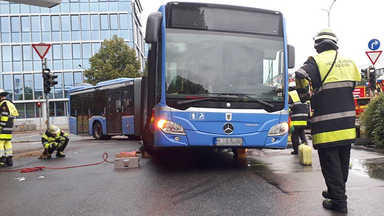 Bus erfasst Radfahrerin