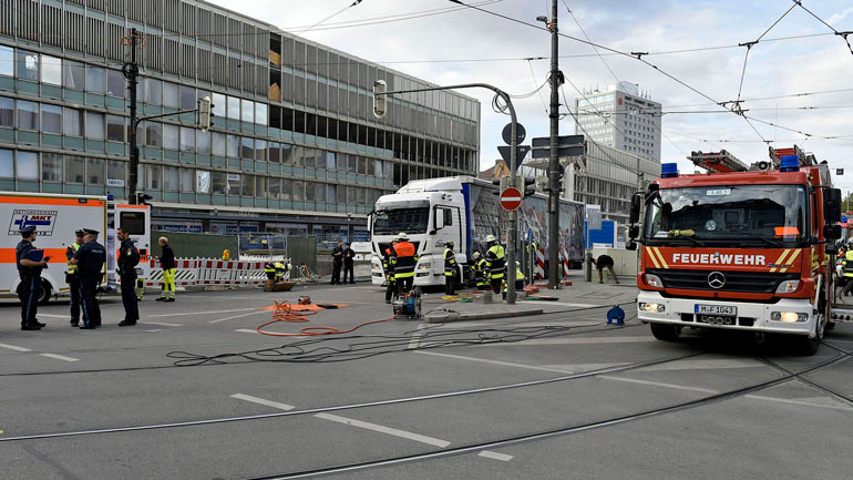 Zeugensuche: Radfahrerin von Lkw überrollt