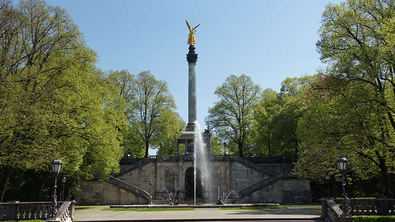 Friedensengel leuchtet blau und gelb