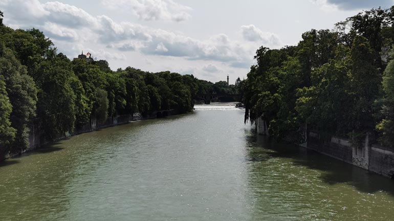 Bewusstlose Frau aus Isar gezogen