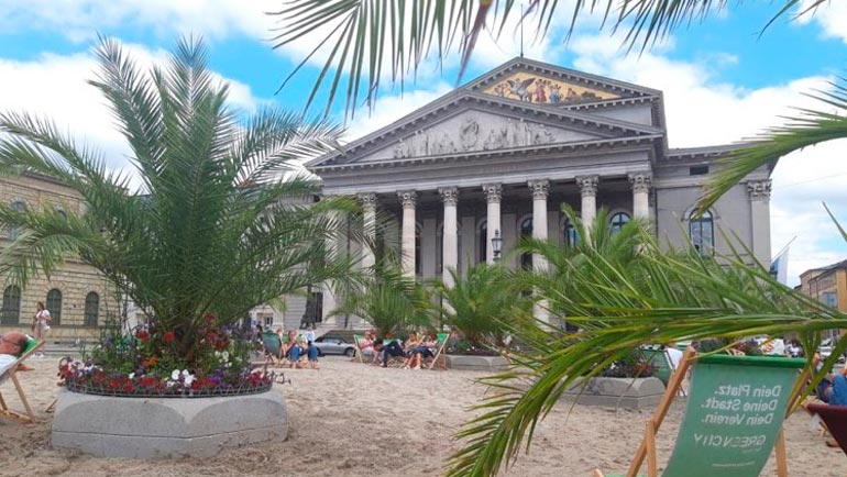 Urlaub dahoam: Strandatmosphäre vor der Oper