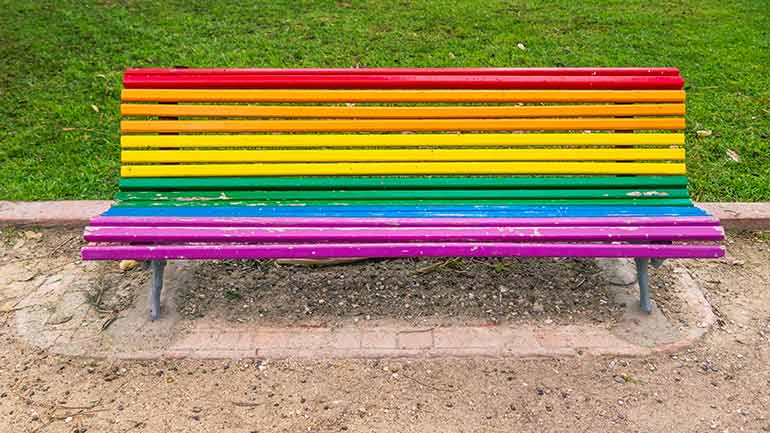 Parkbänke in Regenbogenfarben für München?