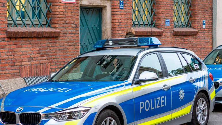 Überfall: Unbekannte schießen 17-Jährigen in privater Wohnung nieder