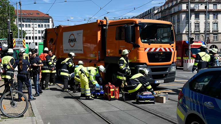 Müllwagen überrollt Radfahrer