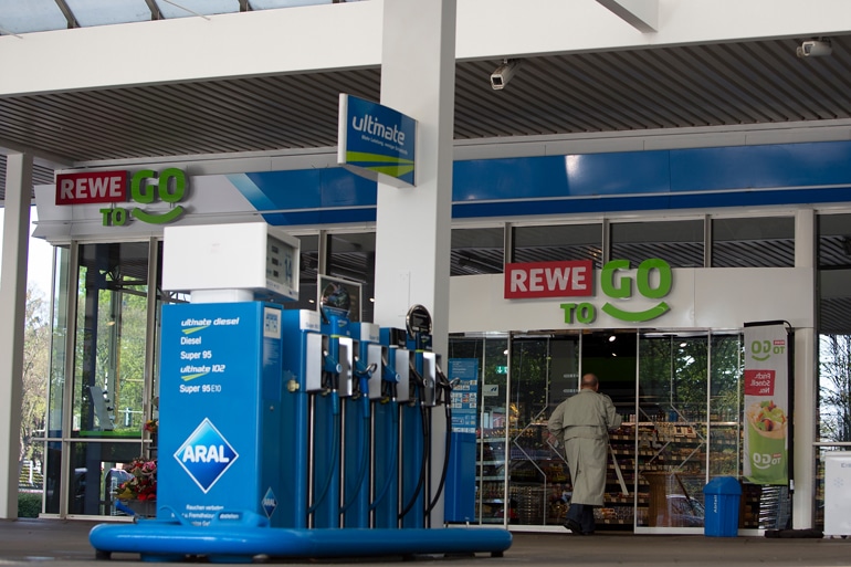 Frisches Obst und Gemüse von der Tankstelle