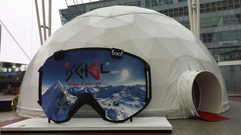 Gigantischer Skihelm am Münchner Flughafen