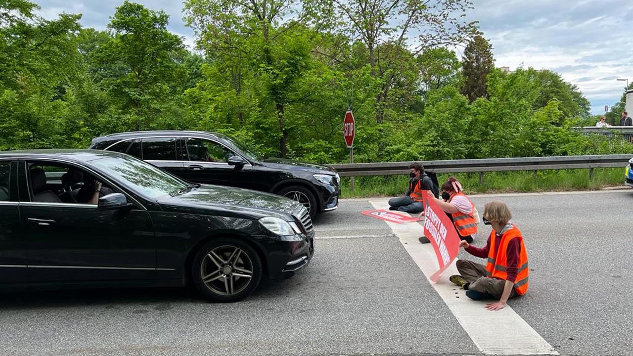 Gefahr auf der A95: Aktivisten kleben sich bei Ausfahrt auf die Straße