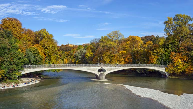 Erhebliche Gefahr beim Springen von Brücken in Gewässer