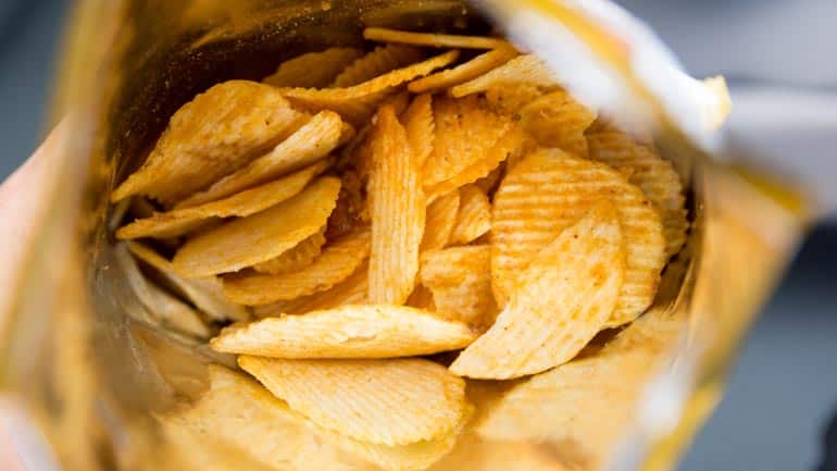 Wer vermisst seine Bestellung? Unbekannter lässt mehr als drei Tonnen Kartoffelchips in Lager