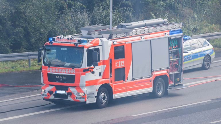 Vollsperrung auf A8 aufgehoben: LKW fährt in Stauende