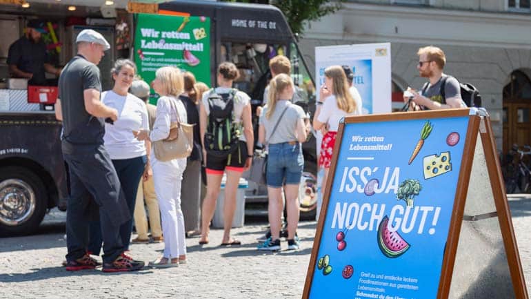 Foodtruck in München gibt kostenlos Essen aus