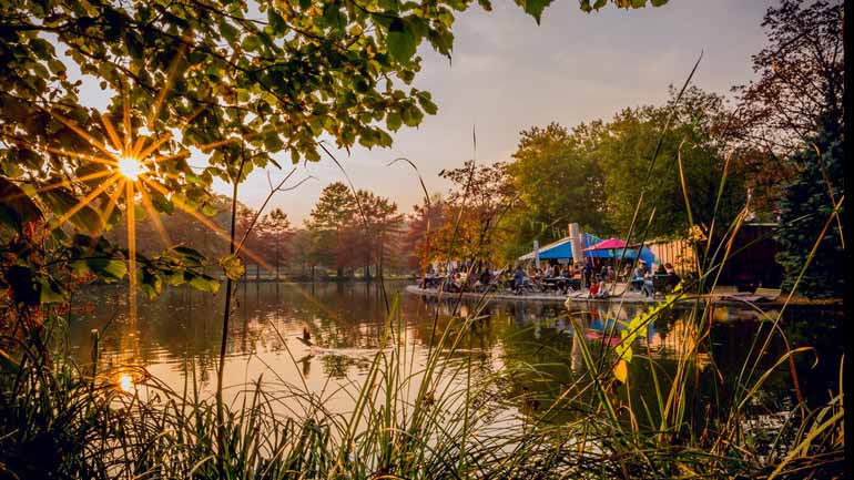 Münchner Cafés und Biergärten direkt am Wasser