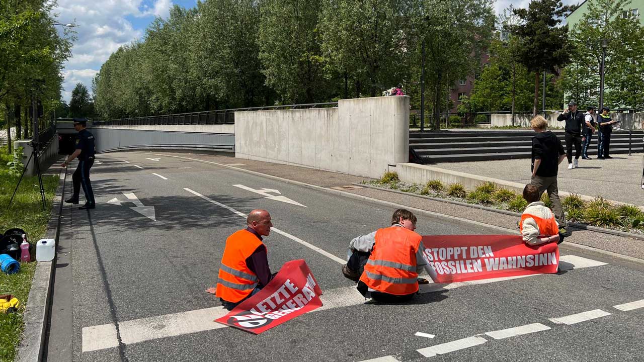 Erneute Aktion: Aktivisten kleben sich bei Heckenstaller-Tunnel auf den Mittleren Ring