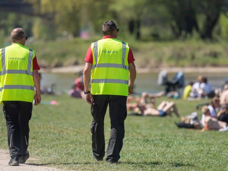 Münchner Polizei: 19 Beamte im Englischen Garten verletzt