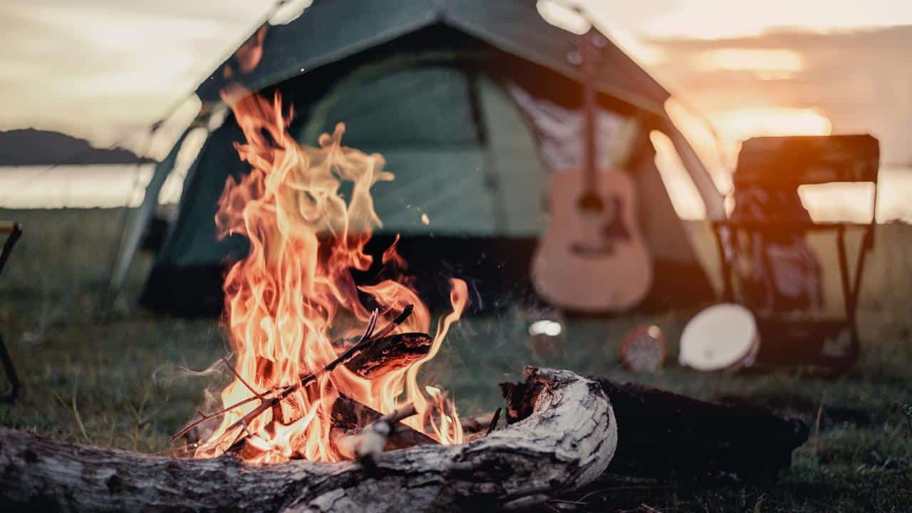 Ohne Feuerzeug ein Lagerfeuer machen: Mit diesem Trick klappt es