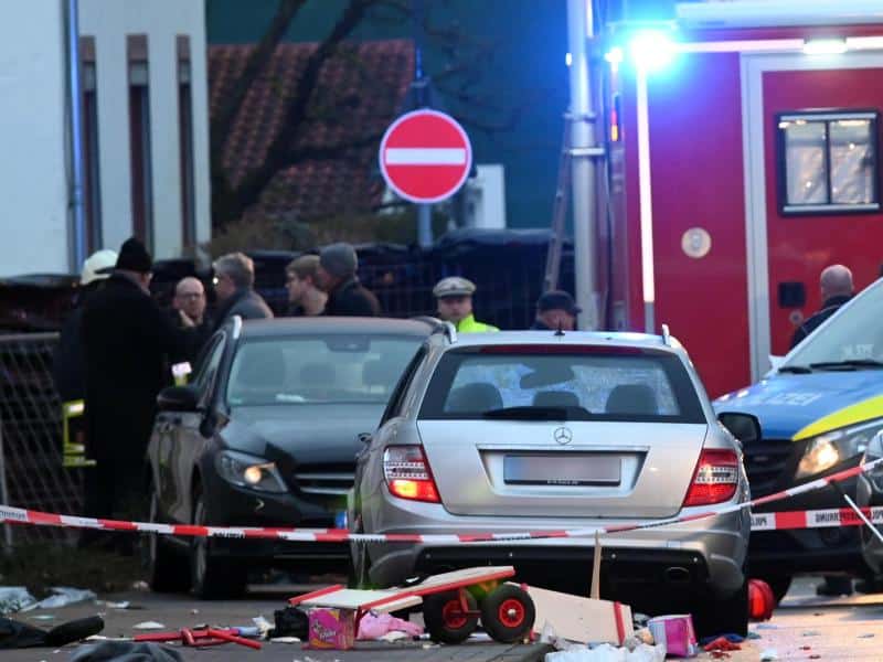 Ermittlungen laufen: Auto fährt in Karnevalsumzug