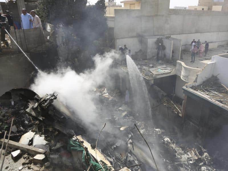 Passagierflugzeug stürzt in Pakistan in Wohngebiet