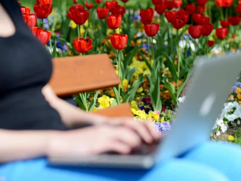 Mädchen erleben online mehr Belästigung als auf der Straße