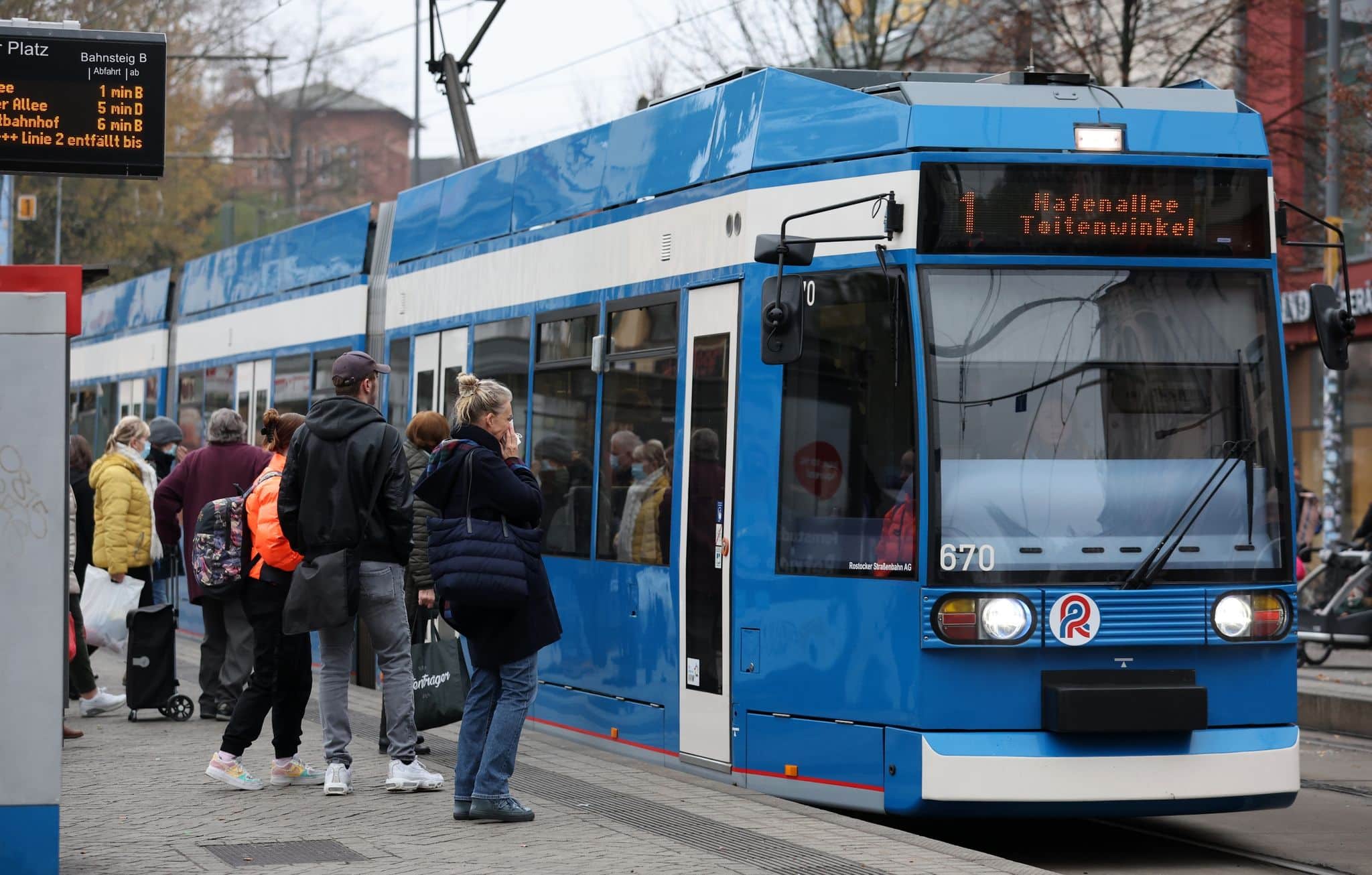 Verkehrsunternehmen: 49-Euro-Ticket kommt wohl Monate später als geplant