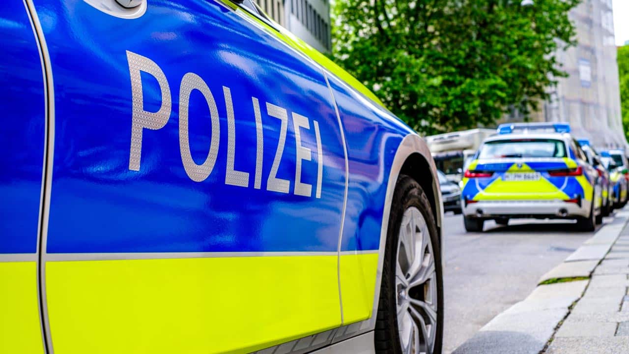 SEK-Einsatz im Westend: Polizei führt Verdächtige ab