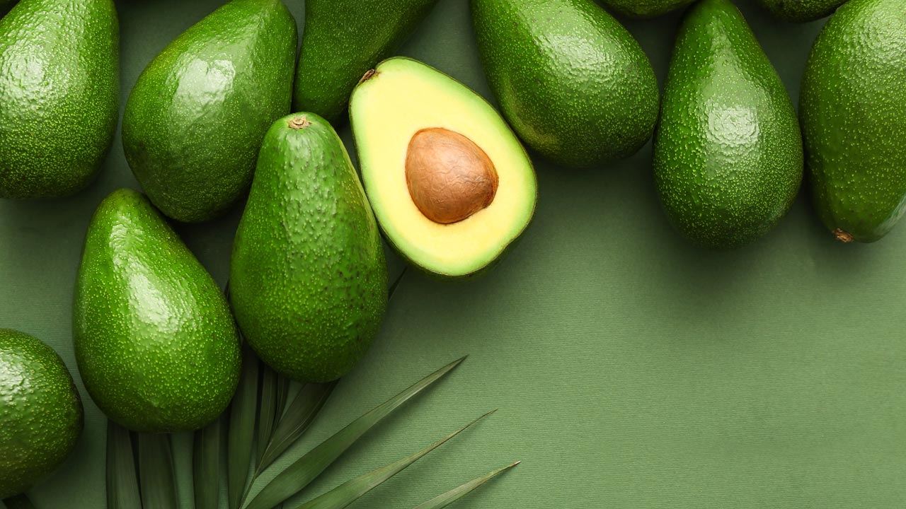 Gegen braune Stellen: Avocado in Wasser einlegen