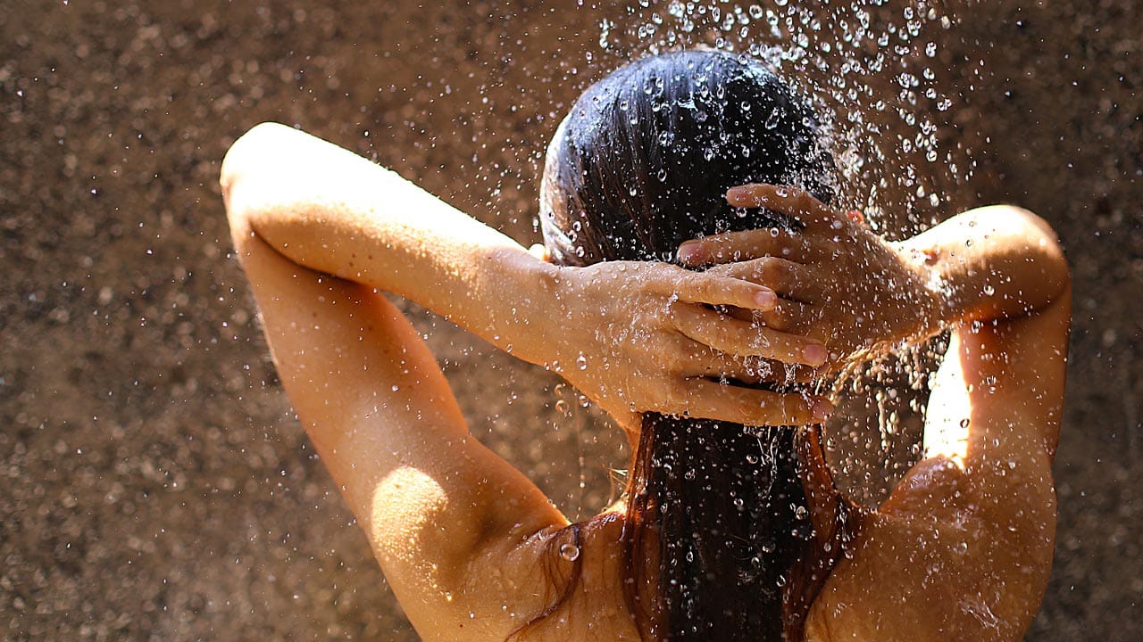 So schützt du deine Haare vor Salz- und Chlorwasser!