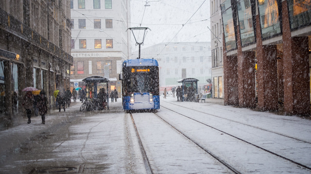 Schnee & Eisregen: Keine Flüge & weiterhin Einschränkungen bei der Bahn